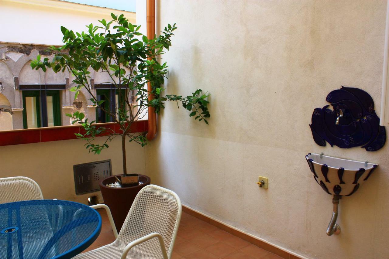 Haripergo Apartment Salerno Bagian luar foto